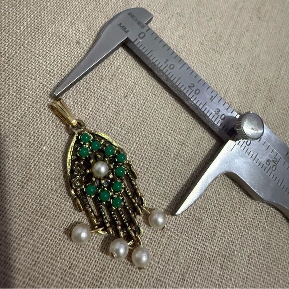 VINTAGE SARAH COVENTRY HAMSA PENDANT WITH PEARLS & GREEN STONES - Picture 5 of 17